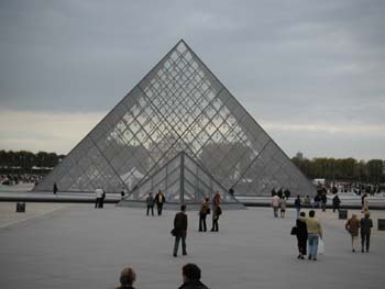 Louvre Hof Pyramide